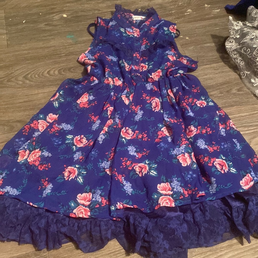 Cute blue dress to wear to parties.